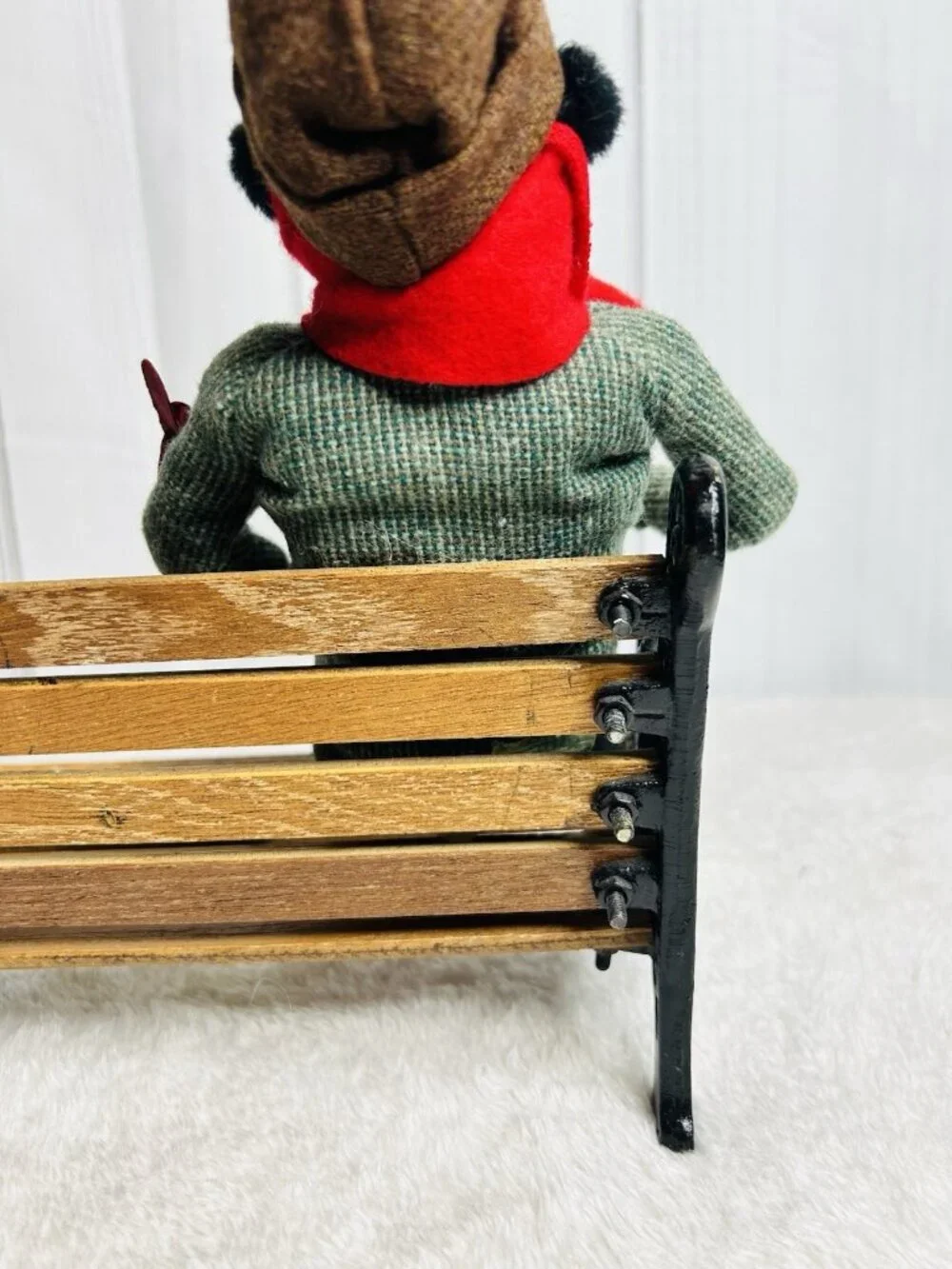 Byers Choice The Carolers Man Feeding Birds Cast Iron Park Bench Vintage 1997